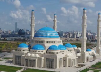 «Таза дүйсенбі»: «Жасыл ел» жасақтары Астанадағы бас мешіт аумағын тазалады