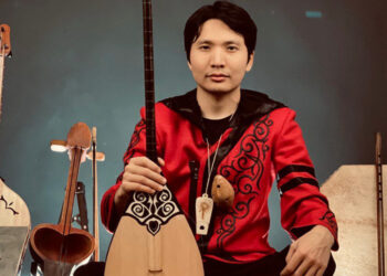 20 аспаптың құлағында ойнайды