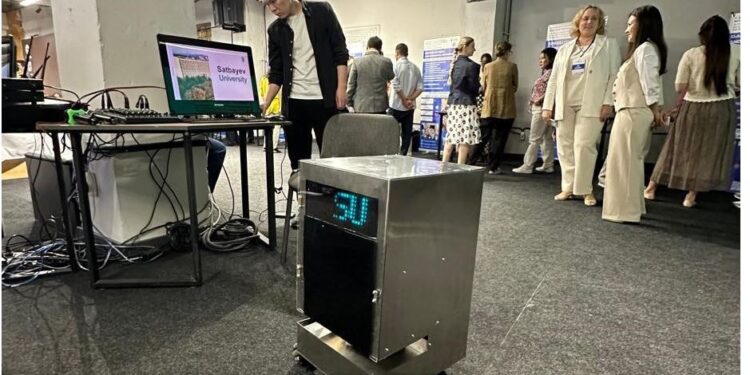 Жас ғалымдар робот-курьер жасап шығарды