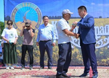 В Павлодарской области пострадавшим от паводка вручили ключи от новых домов