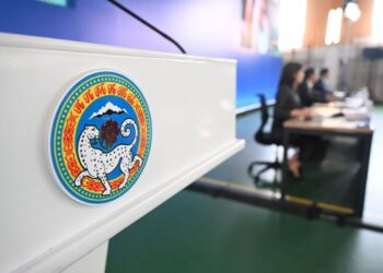 «Қазақша түсінбей қала ма?»: Алматы тұрғыны мектеп атауын екі тілде жазуға қарсы