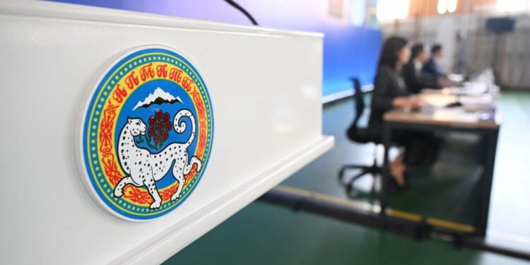 «Қазақша түсінбей қала ма?»: Алматы тұрғыны мектеп атауын екі тілде жазуға қарсы