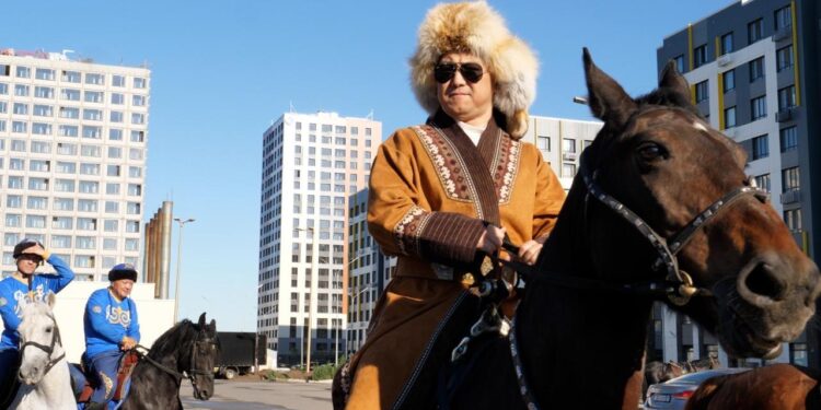 В Астане прошел красочный парад всадников в преддверии Всемирных игр кочевников