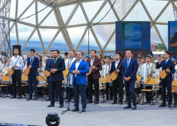 «Елдік рухым – домбыра»: «Жастар рухының» белсенділері мерекелік концерт ұйымдастырды