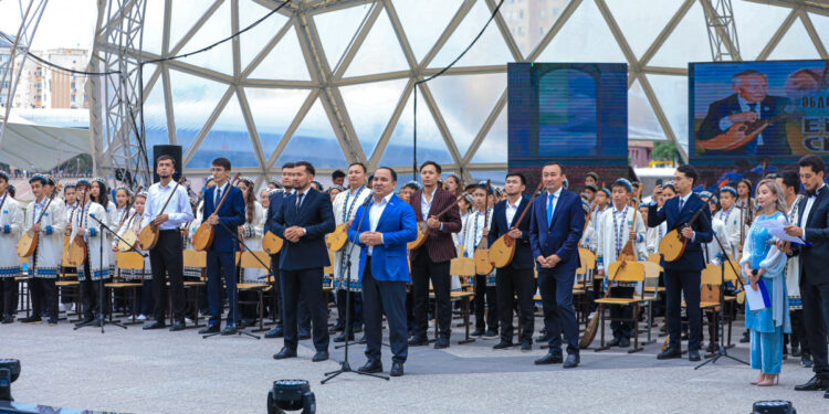 «Елдік рухым – домбыра»: «Жастар рухының» белсенділері мерекелік концерт ұйымдастырды