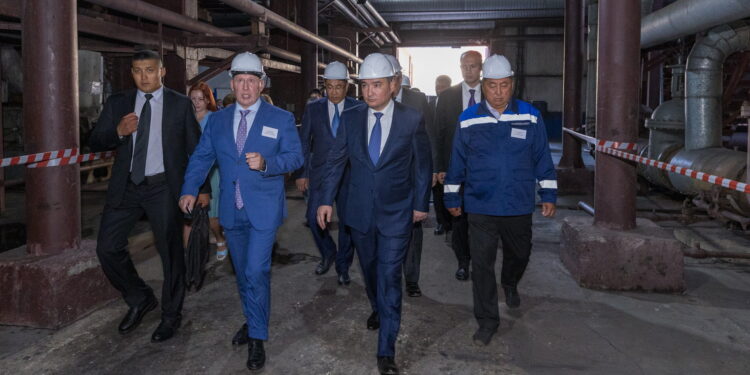 Олжас Бектенов Семейдегі апатты ЖЭО инфрақұрылымын жаңғырту жұмыстарын тексерді