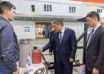 Олжас Бектенов Абай өңіріндегі өнеркәсіптің дамуымен танысты