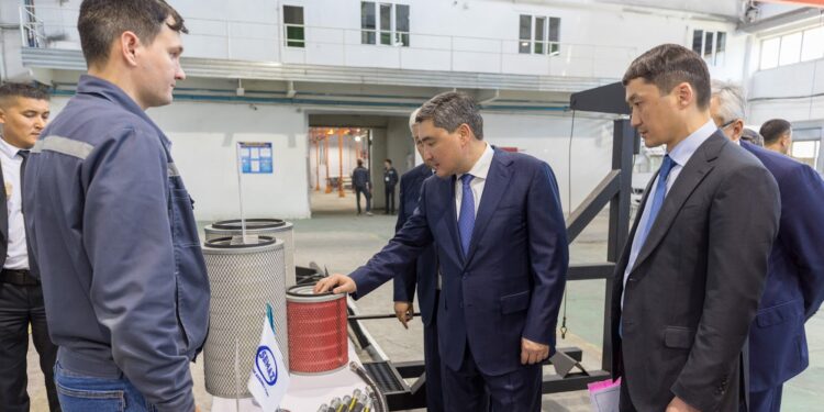 Олжас Бектенов Абай өңіріндегі өнеркәсіптің дамуымен танысты