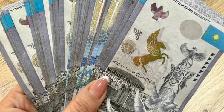 Емханадан 341 млн теңге жымқырған екі бухгалтер сотталды