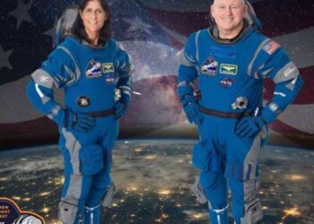 Астронавттар кемеден ақау шығып, ғарышта қалып қойды