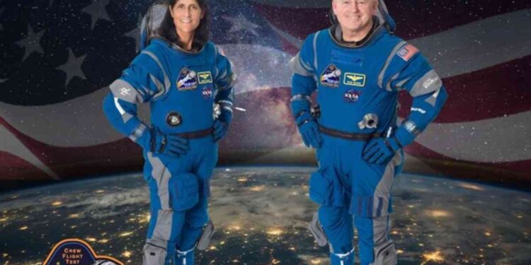 Астронавттар кемеден ақау шығып, ғарышта қалып қойды