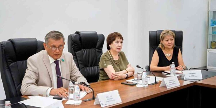 Сенатор Нұртөре Жүсіп Алматы кітапханашыларымен оқырман қатарын көбейту мәселелерін талқылады