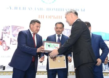 Үлгілі елді мекендерге 19 арнайы техника мен 15 миллион теңгенің сертификаттары табысталды