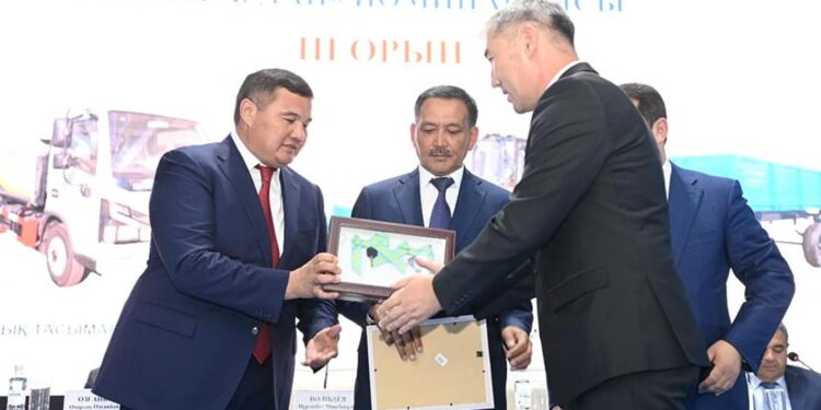 Үлгілі елді мекендерге 19 арнайы техника мен 15 миллион теңгенің сертификаттары табысталды