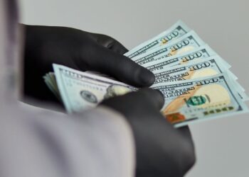 Iрі мөлшерде жалған ақша сатқан