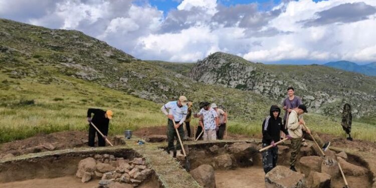 Қола монета, жебе ұштары, былғары және жібек сияқты көне заттарды тапты