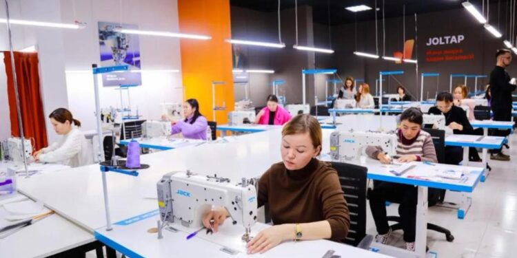 Астанада JOLTAP түлектері үшін тігін шеберлік сабағы өткізілді
