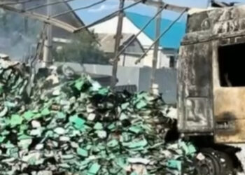 20 тонна дәптер тиелген жүк көлігін өртеп жіберген (видео)