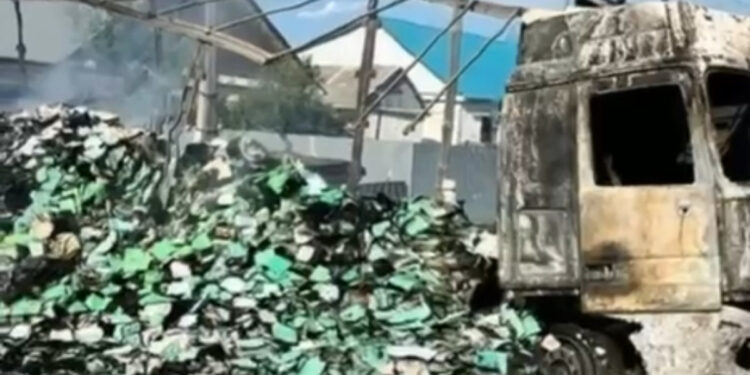 20 тонна дәптер тиелген жүк көлігін өртеп жіберген (видео)