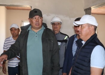 Қанат Бозымбаев БҚО-да су тасқынынан зардап шеккендерге арналған тұрғын үйлер құрылысының қарқынын жеделдетуді тапсырды