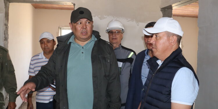 Қанат Бозымбаев БҚО-да су тасқынынан зардап шеккендерге арналған тұрғын үйлер құрылысының қарқынын жеделдетуді тапсырды