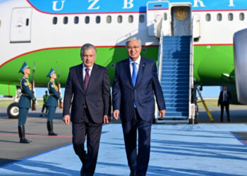 Қасым-Жомарт Тоқаев Шавкат Мирзиёевті елорда әуежайынан қарсы алды