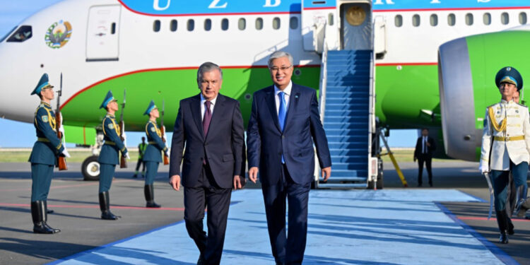 Қасым-Жомарт Тоқаев Шавкат Мирзиёевті елорда әуежайынан қарсы алды