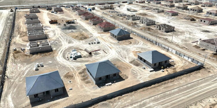 Олжас Бектенов Мемлекет басшысының Құлсары қаласындағы тұрғын үйді қалпына келтіру жөніндегі тапсырмасының орындалуын тексерді