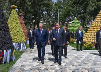 Қасым-Жомарт Тоқаев пен Эмомали Рахмонға көрмеде көкөністер мен жемістер таныстырылды.