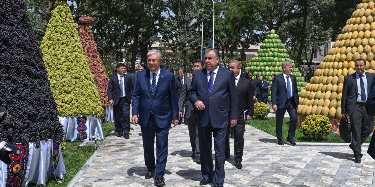 Қасым-Жомарт Тоқаев пен Эмомали Рахмонға көрмеде көкөністер мен жемістер таныстырылды.