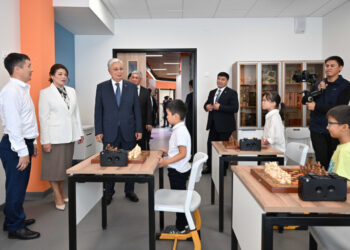 Мемлекет басшысы «Кәусар» оқушылар сарайын аралап көрді