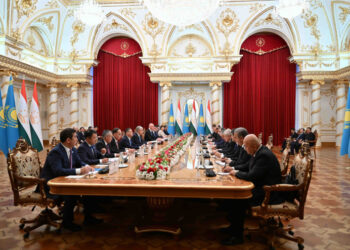 Қасым-Жомарт Тоқаев пен Эмомали Рахмон кеңейтілген құрамда келіссөз жүргізді