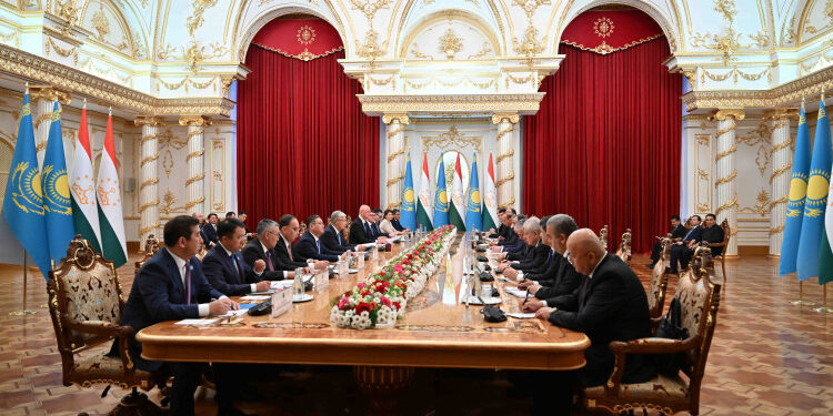 Қасым-Жомарт Тоқаев пен Эмомали Рахмон кеңейтілген құрамда келіссөз жүргізді