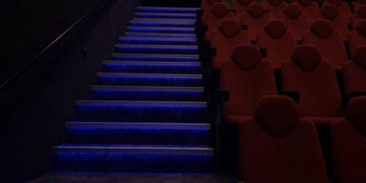 Бұзақылық жасағаны үшін кинотеатр келушілері сотталды