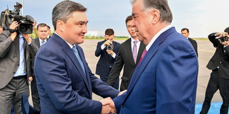 Эмомали Рахмон Қазақстан астанасына келді