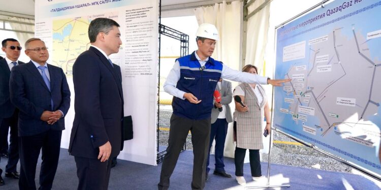 Олжас Бектенов «Талдықорған – Үшарал» газ құбыры құрылысының барысымен танысты