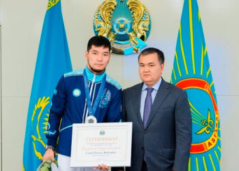 Жеңіс Қасымбек Нұрбек Оралбайға Land Rover Defender автокөлігінің кілтін табыстады