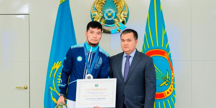 Жеңіс Қасымбек Нұрбек Оралбайға Land Rover Defender автокөлігінің кілтін табыстады