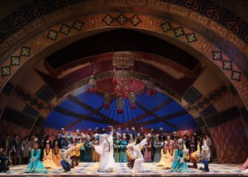 Абай атындағы театр классика әлемінің 126 ардагерін марапаттады   