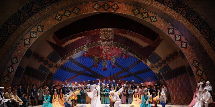 Абай атындағы театр классика әлемінің 126 ардагерін марапаттады   