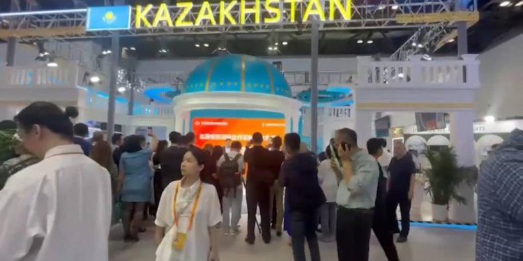 Қытайдағы халықаралық сауда қызметі көрмесінде Қазақстанның ұлттық стенд ашылды