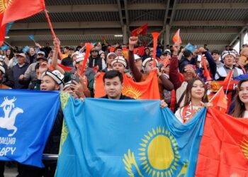 «Қазақстан»: көк ту ұстап, ұрандаған жанкүйерлер шетелдік қонақтарды тәнті етті