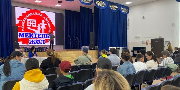 «Мектепке жол»: елордада 5 мыңнан астам балаға мектепке қажет заттар берілді