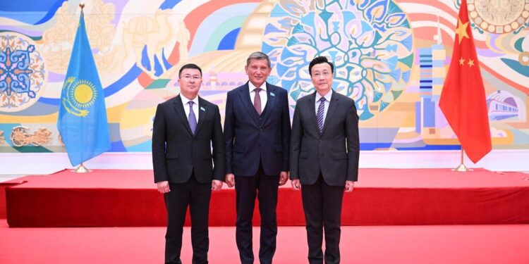 Сенаторлар Қытайдың Қазақстандағы Елшісімен кездесті