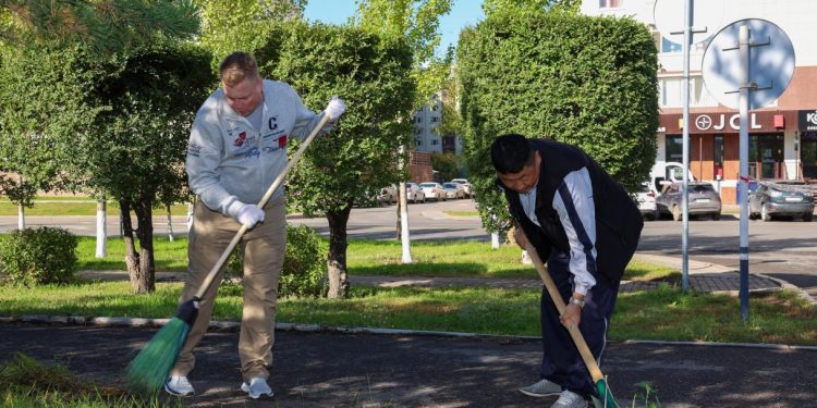 Қарулы күштердің әскери қызметшілері жалпы қалалық сенбілікке белсенді қатысты