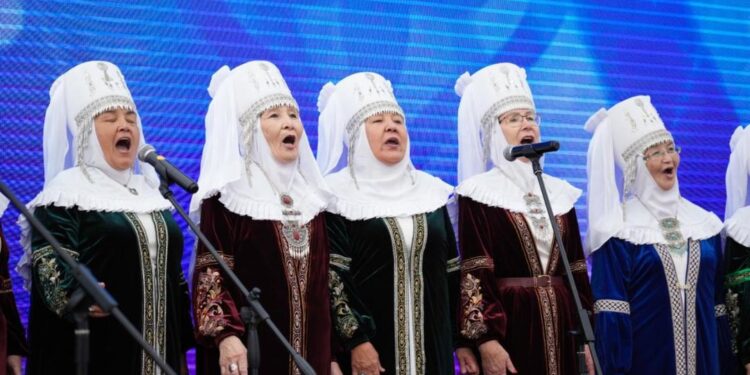 Астаналық 100 өнерпаз зейнеткер этноауылда өнер көрсетті