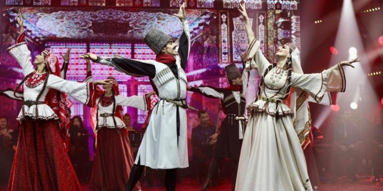 Әзербайжанның Қазақстандағы мәдениет күндеріне орай өткен гала-концертке мыңға жуық адам қатысты