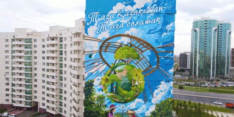 Астанада «Таза Қазақстан» экоакциясына арналған 40 метрлік мурал ашылды