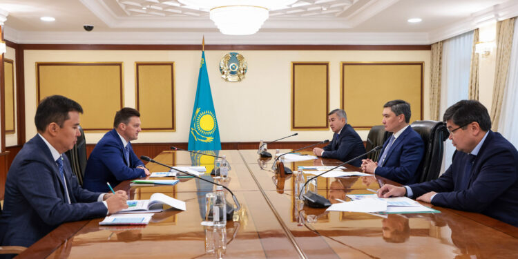 Олжас Бектенов ЕАДБ басшысы Николай Подгузовпен ірі инфрақұрылымдық жобаларды іске асыру мәселесін талқылады
