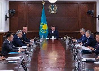 Олжас Бектенов поручил продолжить работу горячих линий для реагирования на возможные вопросы граждан по восстановлению жилья